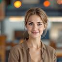 Portrait einer Architektin mit neutralem Hintergrund und freundlichem Ausdruck